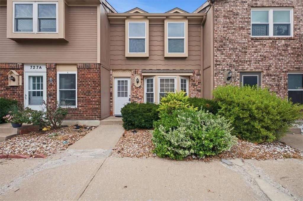 727 SW Liggett Road B, Blue Springs, MO 64015