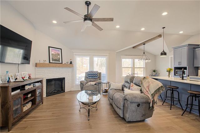 21045 W 225th Terrace, Spring Hill, KS 66083