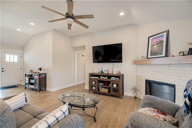 21045 W 225th Terrace, Spring Hill, KS 66083
