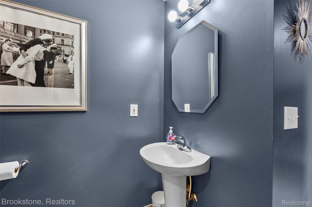 19512 Stanford Lane 7, Roseville, MI 48066