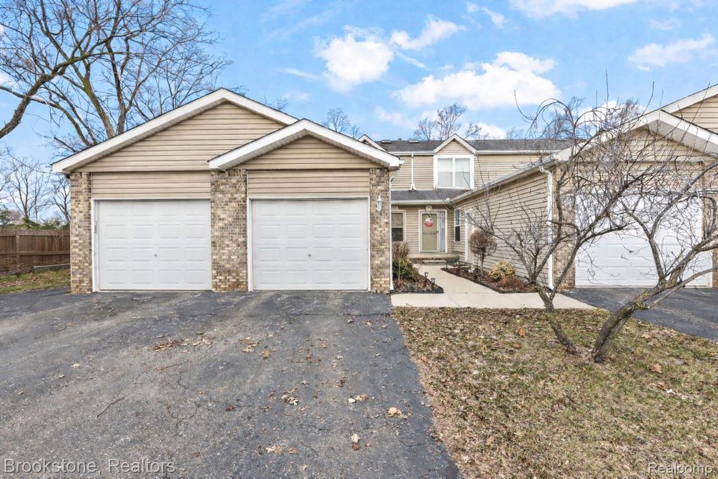 19512 Stanford Lane 7, Roseville, MI 48066