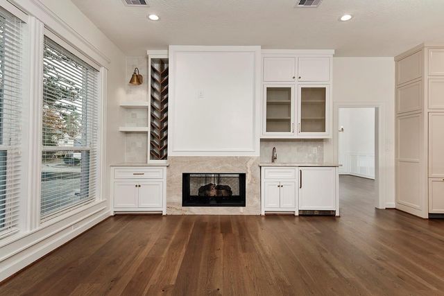 170 Golden Shadow Circle, The Woodlands, TX 77381