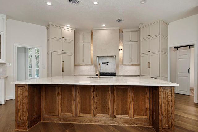 170 Golden Shadow Circle, The Woodlands, TX 77381