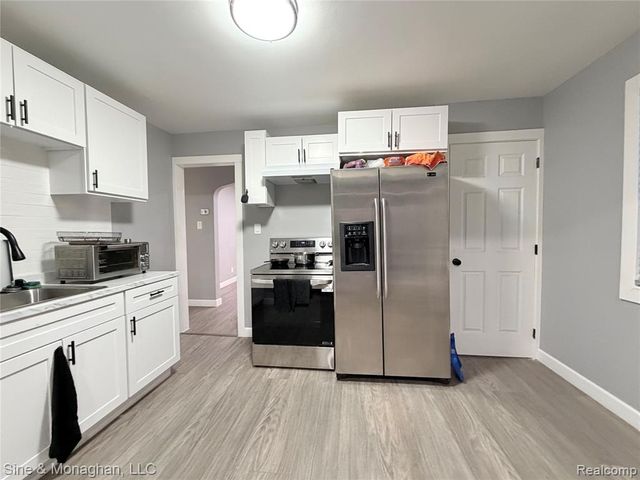 19605 Kelly Road, Harper Woods, MI 48225