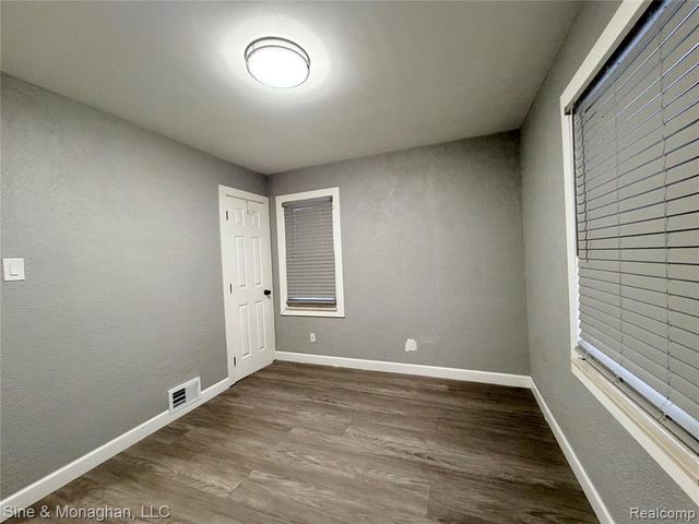 19605 Kelly Road, Harper Woods, MI 48225