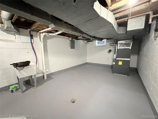 19605 Kelly Road, Harper Woods, MI 48225