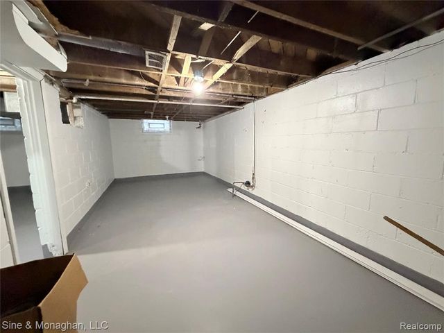 19605 Kelly Road, Harper Woods, MI 48225