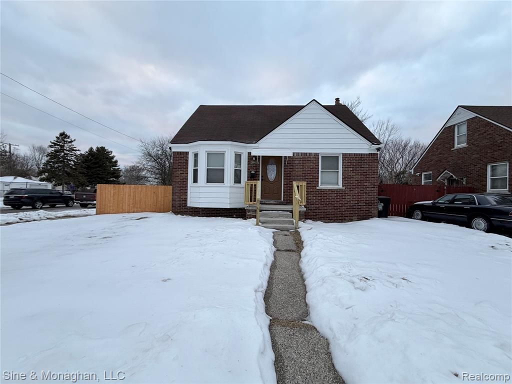 19605 Kelly Road, Harper Woods, MI 48225