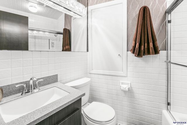 6724 Davenport Street, Omaha, NE 68132