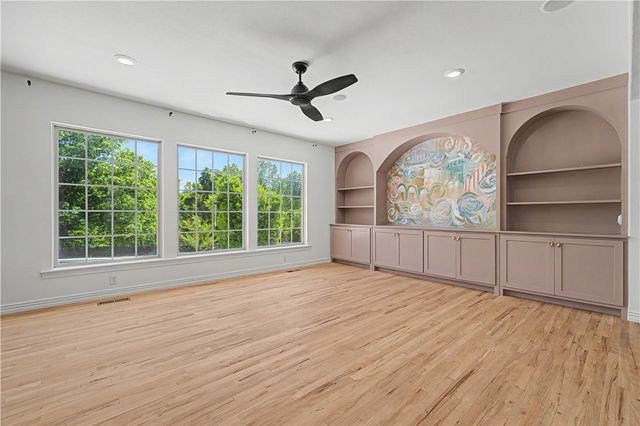 708 NE Essex Court, Bentonville, AR 72712