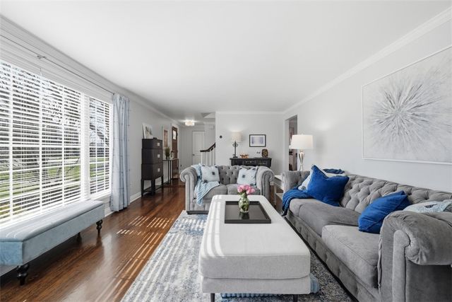 105 Sleepy Hollow Rd, Mt Lebanon, PA 15216