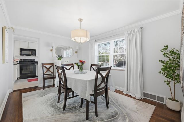 105 Sleepy Hollow Rd, Mt Lebanon, PA 15216