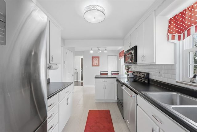 105 Sleepy Hollow Rd, Mt Lebanon, PA 15216