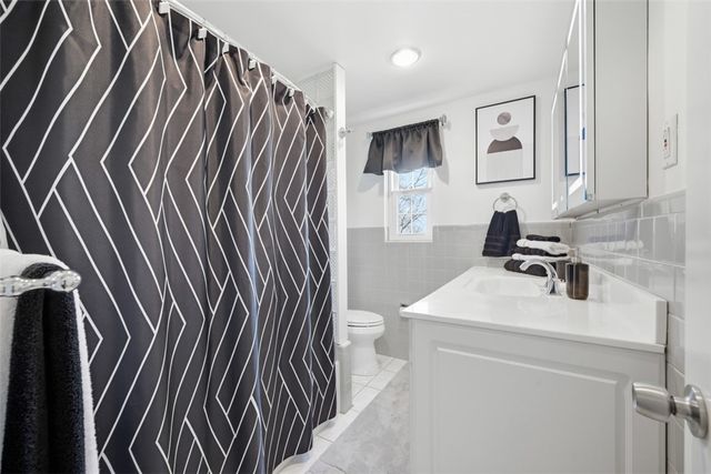 105 Sleepy Hollow Rd, Mt Lebanon, PA 15216