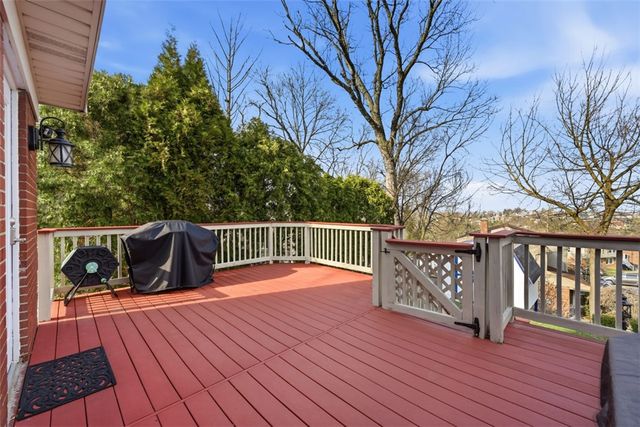 105 Sleepy Hollow Rd, Mt Lebanon, PA 15216