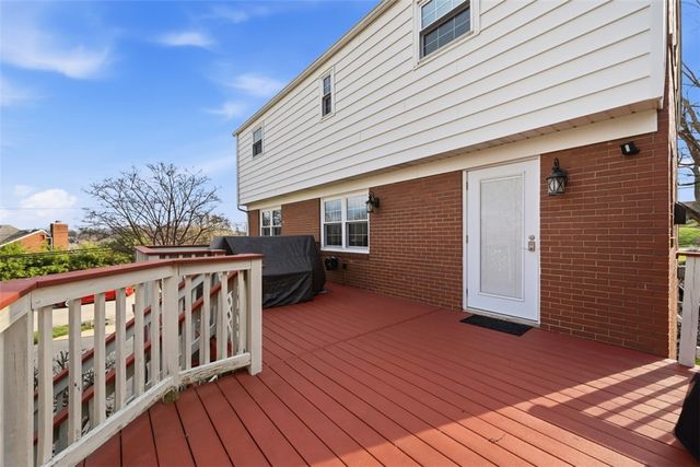 105 Sleepy Hollow Rd, Mt Lebanon, PA 15216