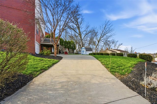 105 Sleepy Hollow Rd, Mt Lebanon, PA 15216