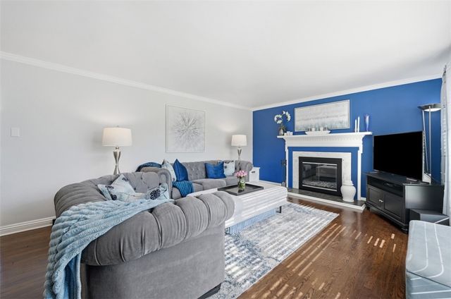 105 Sleepy Hollow Rd, Mt Lebanon, PA 15216