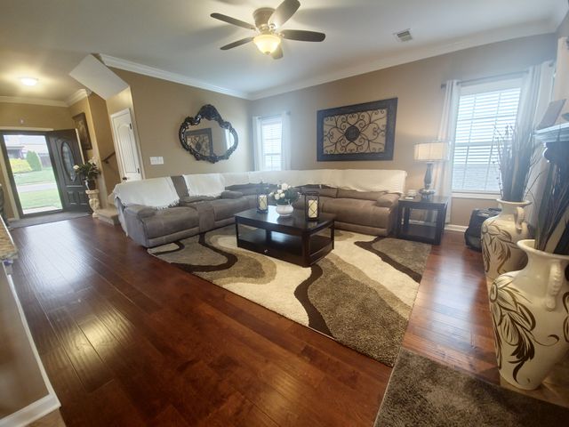 1325 Winterset Dr, Clarksville, TN 37040