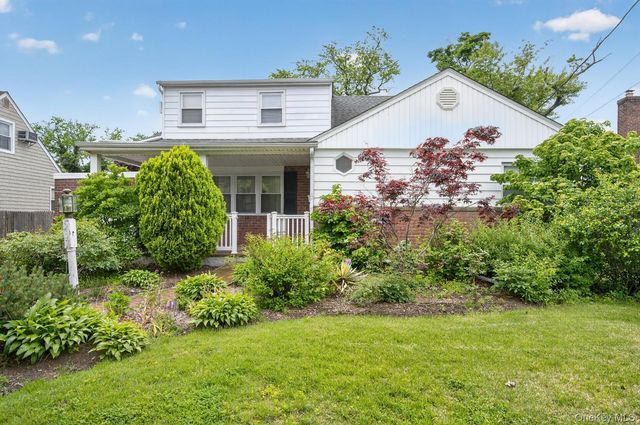 567 Pearl Street, Oceanside, NY 11572