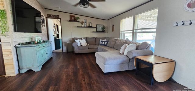 275 W Trail, Pleasanton, TX 78064