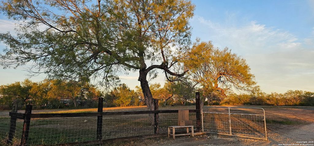 275 W Trail, Pleasanton, TX 78064