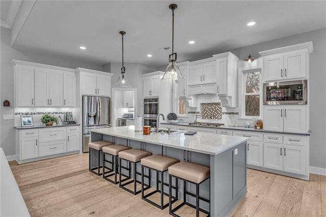 17342 Blue Moon Lane, Tonganoxie, KS 66086