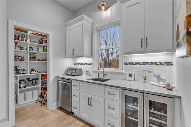 17342 Blue Moon Lane, Tonganoxie, KS 66086