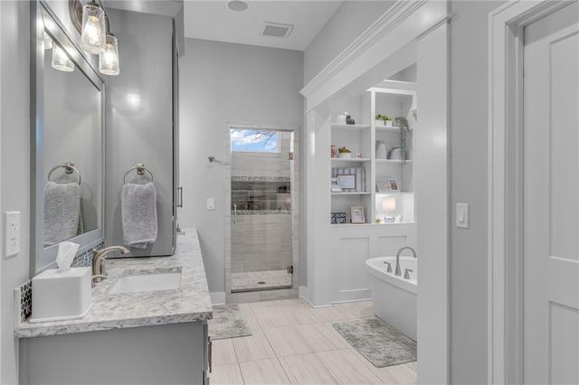 17342 Blue Moon Lane, Tonganoxie, KS 66086