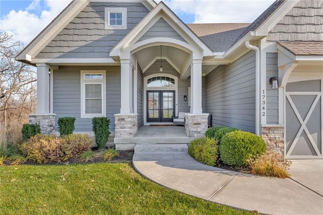 17342 Blue Moon Lane, Tonganoxie, KS 66086