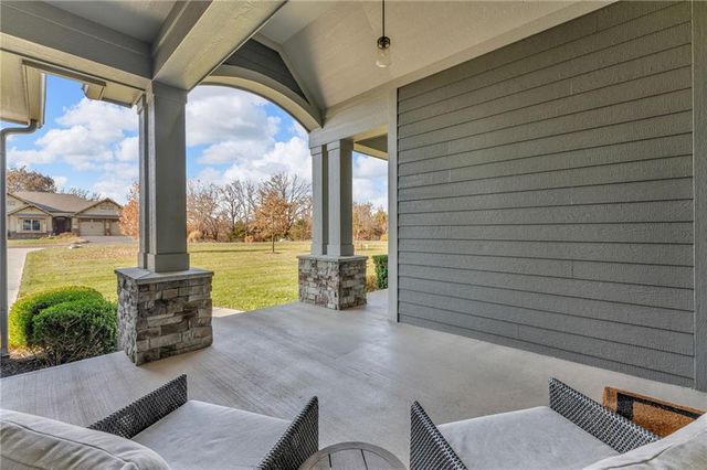 17342 Blue Moon Lane, Tonganoxie, KS 66086