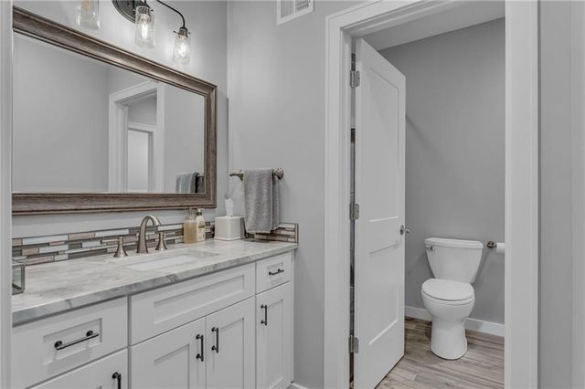 17342 Blue Moon Lane, Tonganoxie, KS 66086