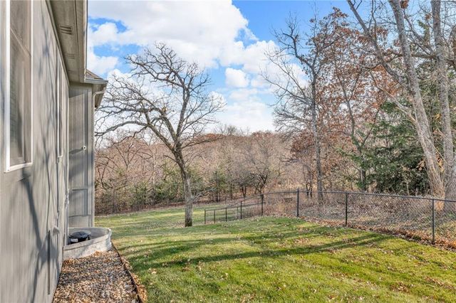 17342 Blue Moon Lane, Tonganoxie, KS 66086