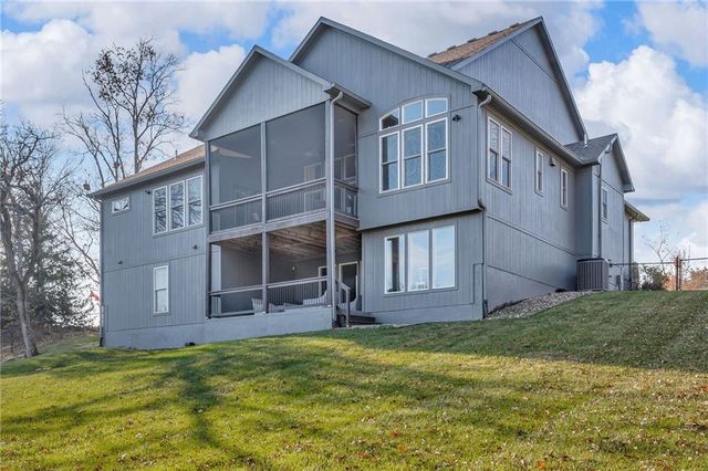 17342 Blue Moon Lane, Tonganoxie, KS 66086