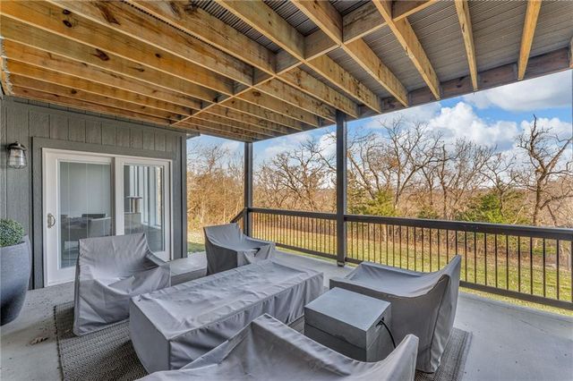 17342 Blue Moon Lane, Tonganoxie, KS 66086