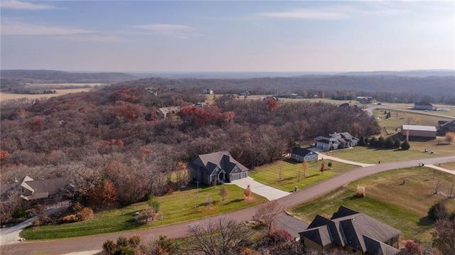 17342 Blue Moon Lane, Tonganoxie, KS 66086