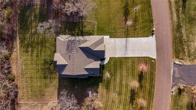 17342 Blue Moon Lane, Tonganoxie, KS 66086