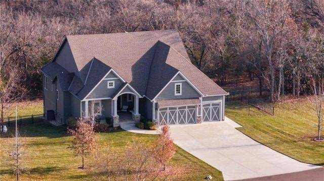 17342 Blue Moon Lane, Tonganoxie, KS 66086