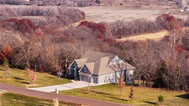 17342 Blue Moon Lane, Tonganoxie, KS 66086