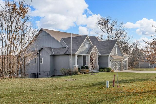 17342 Blue Moon Lane, Tonganoxie, KS 66086