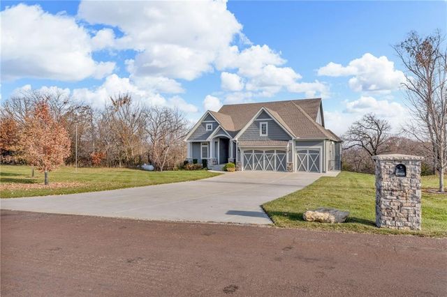 17342 Blue Moon Lane, Tonganoxie, KS 66086
