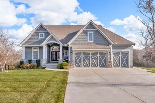 17342 Blue Moon Lane, Tonganoxie, KS 66086