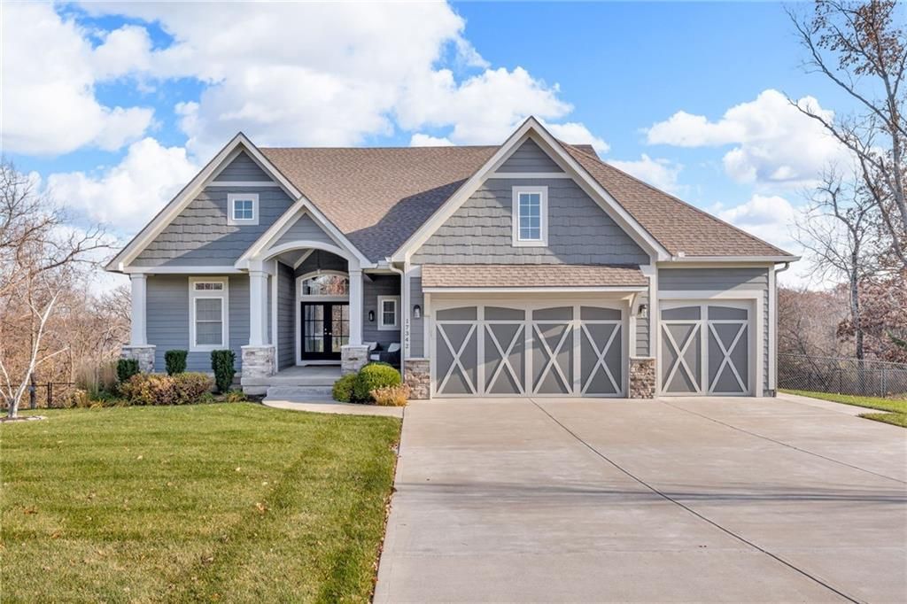 17342 Blue Moon Lane, Tonganoxie, KS 66086