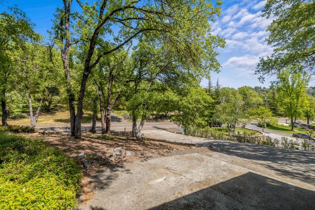 11781 Torrey Pines Dr, Auburn, CA 95602