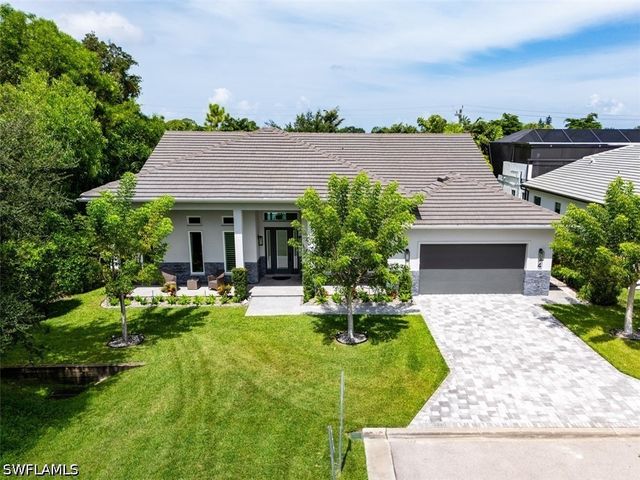 4 Willoughby DR, Naples, FL 34110
