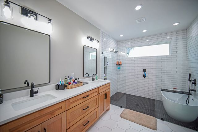 230 Driftwood Court, Runaway Bay, TX 76426