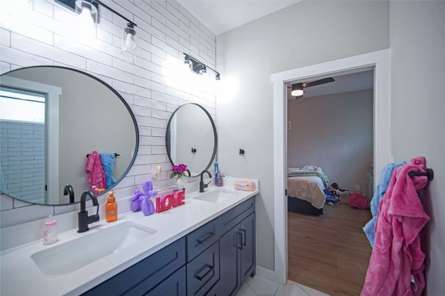 230 Driftwood Court, Runaway Bay, TX 76426