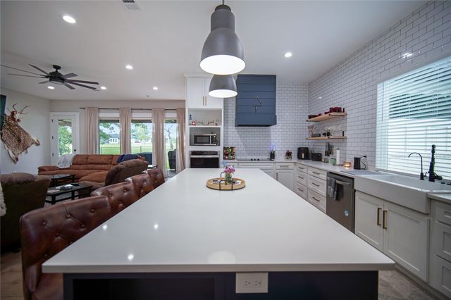 230 Driftwood Court, Runaway Bay, TX 76426