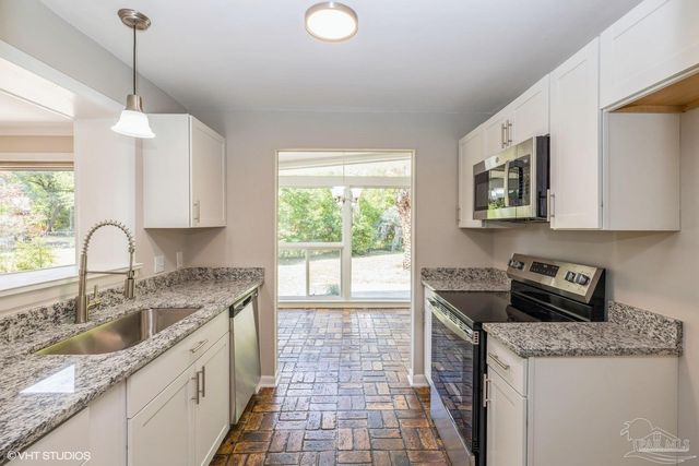 6463 Barnes St, Milton, FL 32570