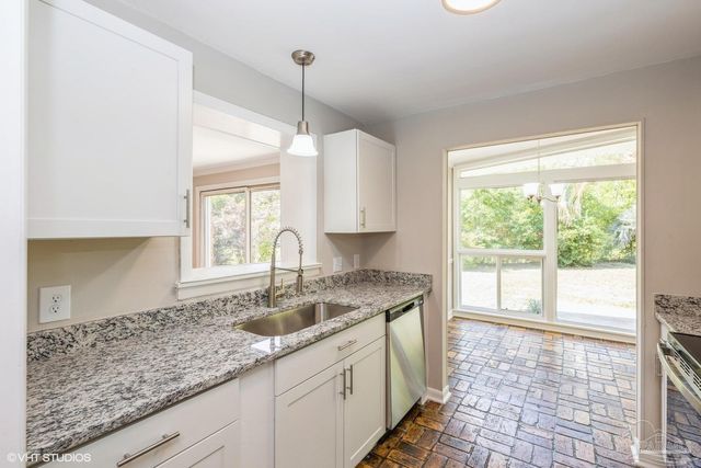 6463 Barnes St, Milton, FL 32570